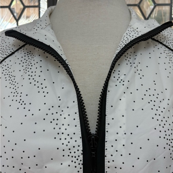 Chico’s ZENERGY Neema Travel Contrast Trim Zip-Up Vest - Picture 3 of 9